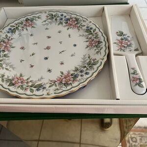 LOVELY TWO-PIECE PORCELAIN CAKE OR PIE PLATE WITH SERVER
